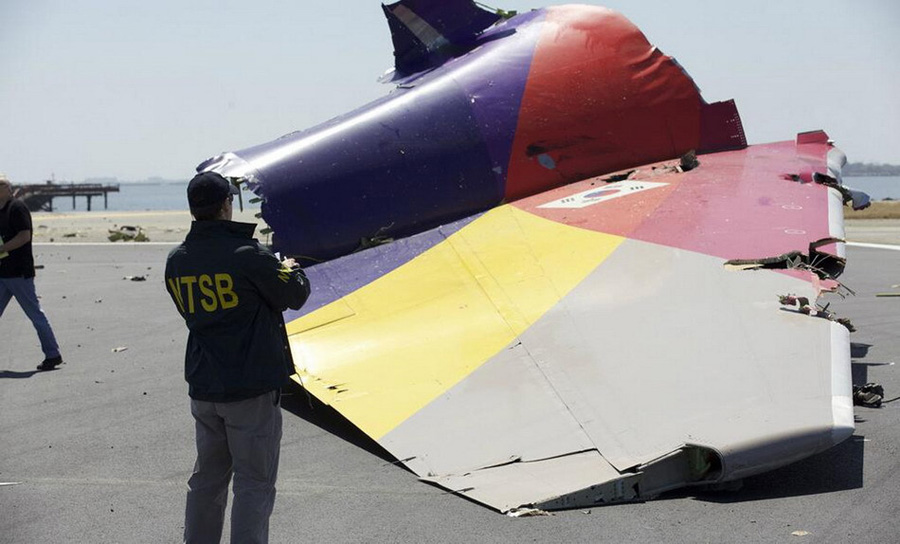 Фотографии пассажирского самолета Asiana Airlines, потерпевшего катастрофу при посадке (3)
