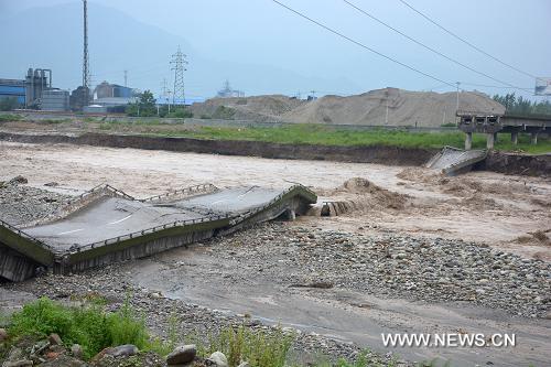 В Юго-Западном Китае из-за наводнения обрушились три моста (2)
