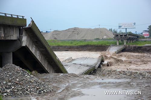 В Юго-Западном Китае из-за наводнения обрушились три моста