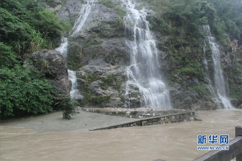 Сильные ливни затопили развалины уезда Бэйчуань, образовавшиеся в результате разрушительного землетрясения (4)