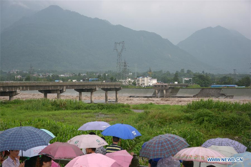 В результате ливня и селевых потоков погиб 1 человек в провинции Сычуань Китая (6)