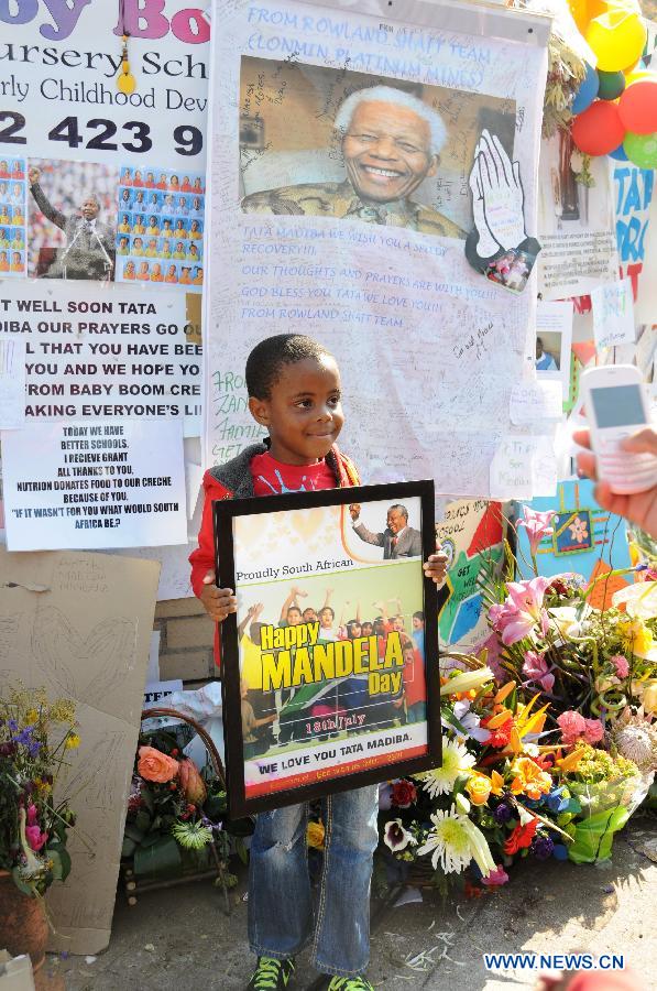 Состояние Н. Манделы остается "критическим, но стабильным" 