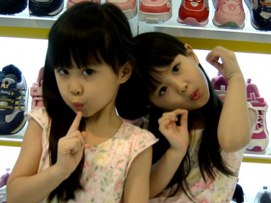 Популярные сестры-близнецы в Китае (2)