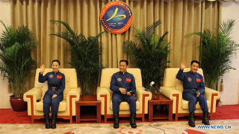 Члены экипажа китайского космического корабля "Шэньчжоу-10" завершили медицинскую изоляцию (2)