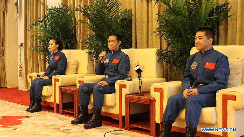 Члены экипажа китайского космического корабля "Шэньчжоу-10" завершили медицинскую изоляцию