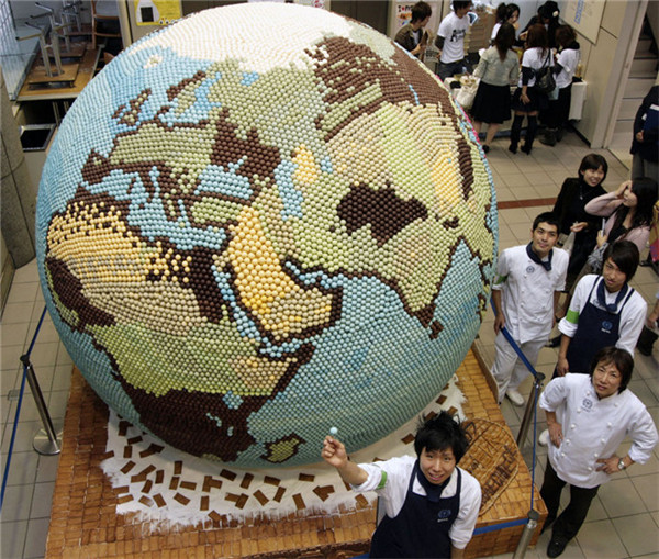 В 2007 году профессор Hiroshi Matsui японского колледжа Otemae Confectionery College и его студенты на фестивале в Осаке сделали макет земного шара весом 800 кг из шоколадных трюфелей.