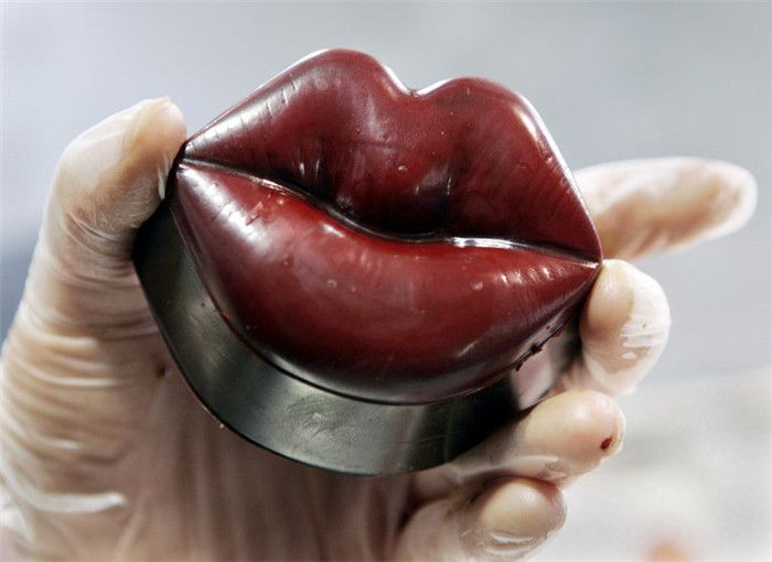 Темный шоколад с красным пищевым красителем в виде губ сделан на День святого Валентина 9 декабря 2007 года в Jacques Torres Chocolate в Нью-Йорке.