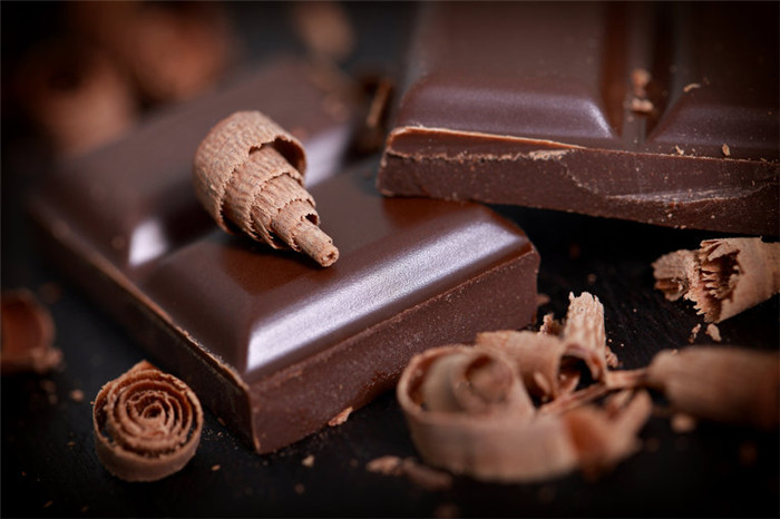 Бельгийский шоколад считается лучшим. В этой стране 12 шоколадных фабрик, 16 шоколадных музеев и 2000 фирменных шоколадных магазинов. Практически в каждом городке и даже в маленьких деревушках есть свой магазин, торгующий роскошными шоколадными конфетами. Бельгия считается ведущей шоколадной страной Европы, ведь здесь производится 172000 тонн шоколада в год.