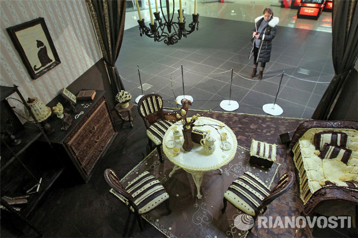 В Минске, в одном из торговых центров, открылась специальная шоколадная комната. Все предметы интерьера 20-метровой комнаты полностью выполнены из шоколада.