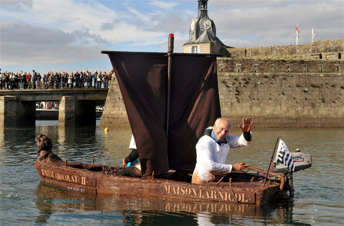 Во Франции в 2010 году создали лодку в форме шоколада. Длина лодки 3,5 метра, вес 1,2 тонны. Лодка полностью сделана из шоколада за исключением рамы, которая изготовлена из сахара.
