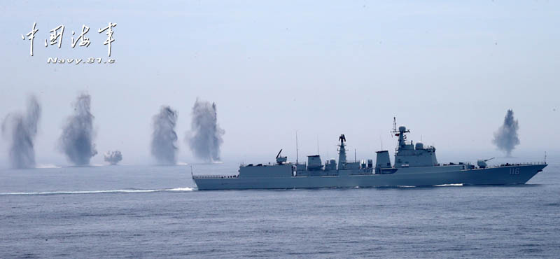 В рамках китайско-российских учений "Морское взаимодействие-2013" состоялся военно- морской парад (13)