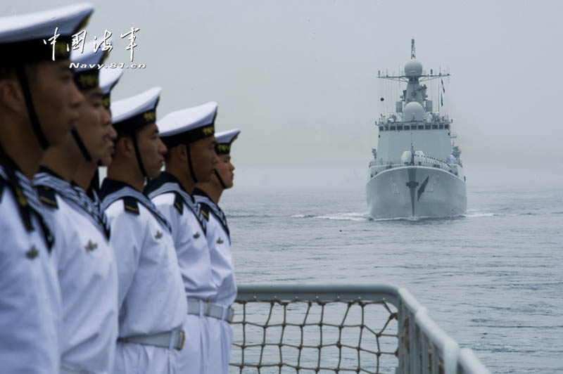 В рамках китайско-российских учений "Морское взаимодействие-2013" состоялся военно- морской парад (7)