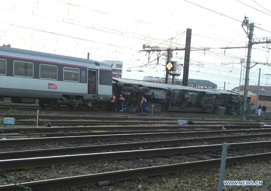 Сход поезда с рельсов под Парижем привел к множеству жертв (4)
