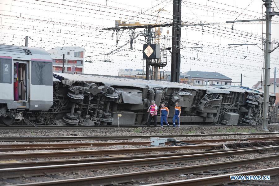 Сход поезда с рельсов под Парижем привел к множеству жертв