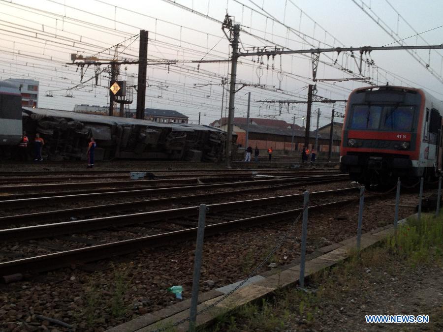 Сход поезда с рельсов под Парижем привел к множеству жертв (5)