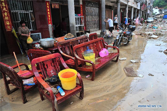 Три человека стали жертвами тайфуна "Соулик" в Южном Китае (4)