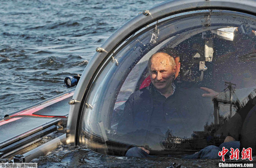 Путин погрузился на дно Балтийского моря в батискафе
