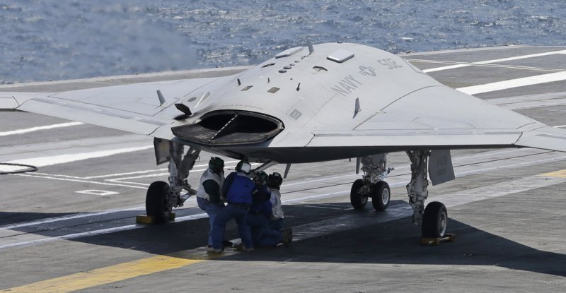 Посадка палубного беспилотника X-47B завершилась неудачей (2)