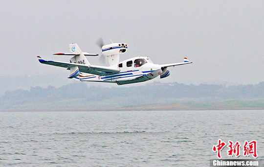 Китайский легкий самолет–амфибия «Хайоу-300» успешно совершил первый полет на воде (2)