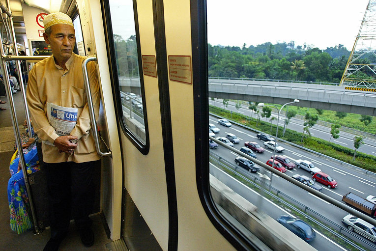 У легкого метро в Малайзии четыре ветки - KL Monorail, соединяющая основные деловые и торговые кварталы города; STAR, идущая на 27 километров с севера на юг и имеющая еще одно направление на восток, и PUTRA, соединяющая северо-восточную и западную части города. Железная дорога KTM соединяет основные города, находящиеся на Малайском полуострове, и простирается до Таиланда и Сингапура.