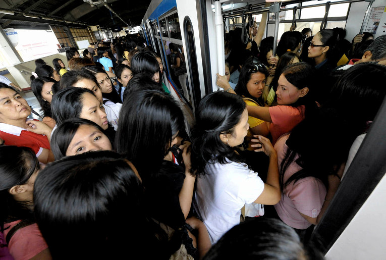 Поезда лёгкого наземного метро MRT в Маниле, Филиппины, соединяют северную и южную части города. Обычно поезда переполнены, но перемещаться на метро всё равно быстрее, чем на автобусах.