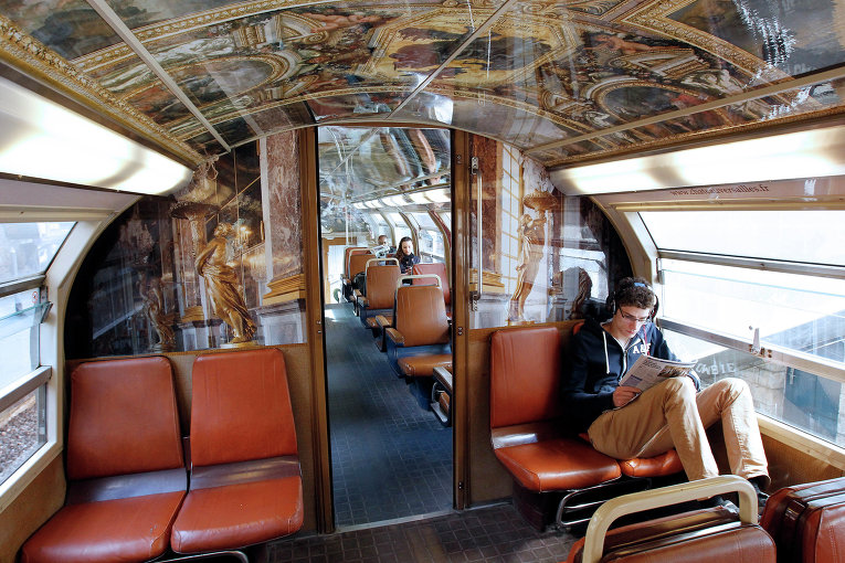 Огромной популярностью в Париже пользуется RER (сеть наземных скоростных поездов). Поезда RER связывают центральные части Парижа и пригороды французской столицы. Кстати, именно на RER удобнее всего добираться из Парижа в всемирно известные Диснейленд и Версаль.