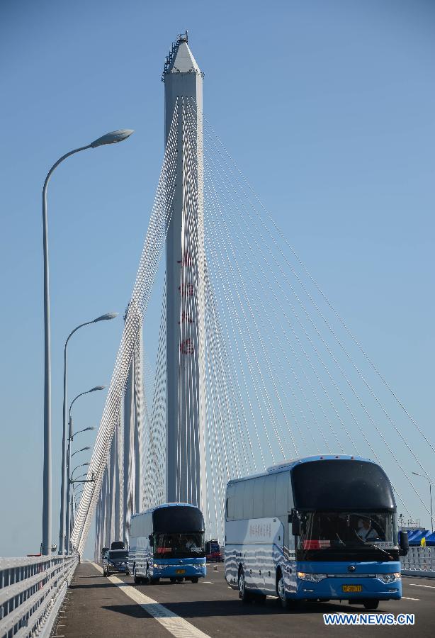 Официально открылось движение по самому длинному и широкому в мире вантовому автодорожному мосту Цзясин-Шаосин (2)