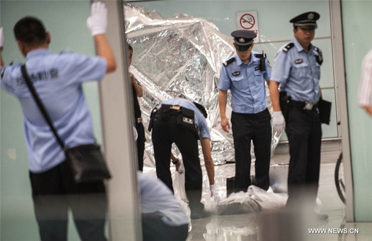 В аэропорту Пекина инвалид привел в действие самодельное взрывное устройство и получил ранения (6)