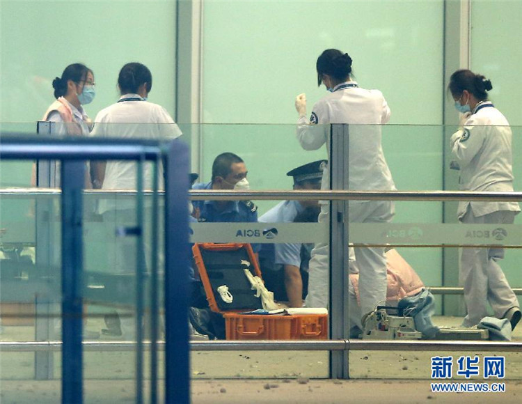 В аэропорту Пекина инвалид привел в действие самодельное взрывное устройство и получил ранения (4)