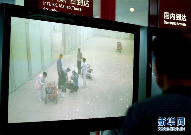 В аэропорту Пекина инвалид привел в действие самодельное взрывное устройство и получил ранения (3)