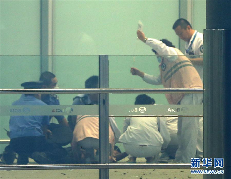 В аэропорту Пекина инвалид привел в действие самодельное взрывное устройство и получил ранения (2)