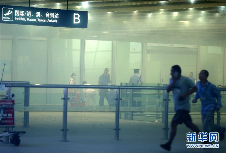 В аэропорту Пекина инвалид привел в действие самодельное взрывное устройство и получил ранения