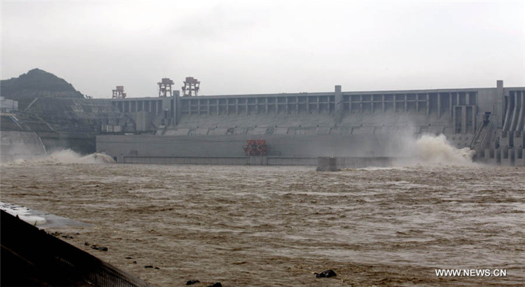 Пик паводка на реке Янцзы достиг района гидроузла Санься (7)