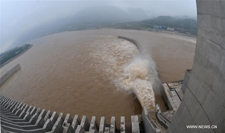 Пик паводка на реке Янцзы достиг района гидроузла Санься (6)