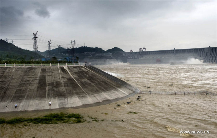 Пик паводка на реке Янцзы достиг района гидроузла Санься (5)