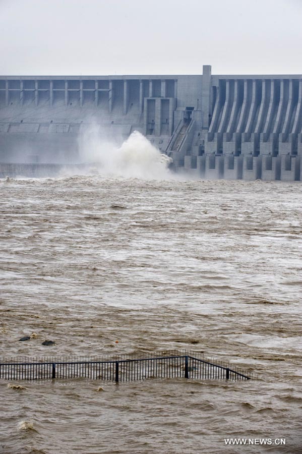 Пик паводка на реке Янцзы достиг района гидроузла Санься (4)