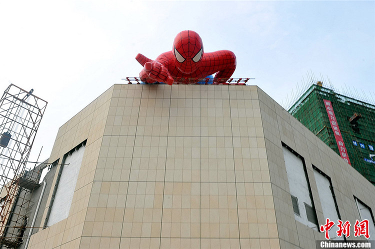 В провинции Цзянси появился гигантский человек-паук(5)