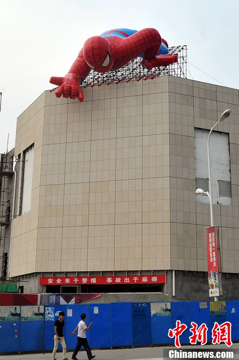 В провинции Цзянси появился гигантский человек-паук(4)