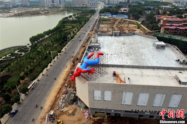 В провинции Цзянси появился гигантский человек-паук(2)