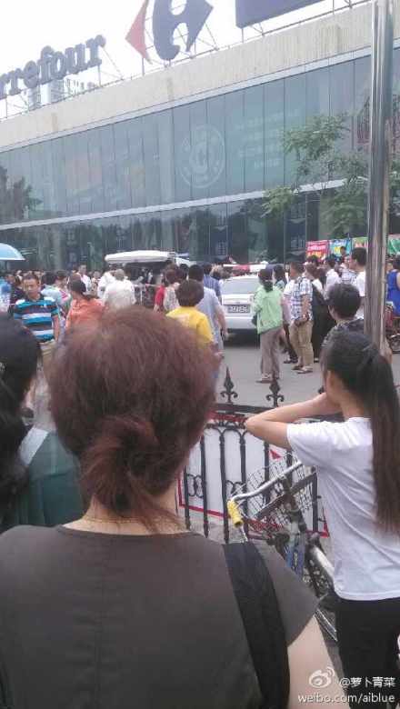 В результате нападения с применением ножа в Пекине ранены 4 человека (15)