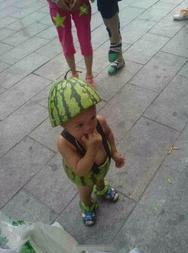 В городе Вэньчжоу появился малыш в костюме из арбуза