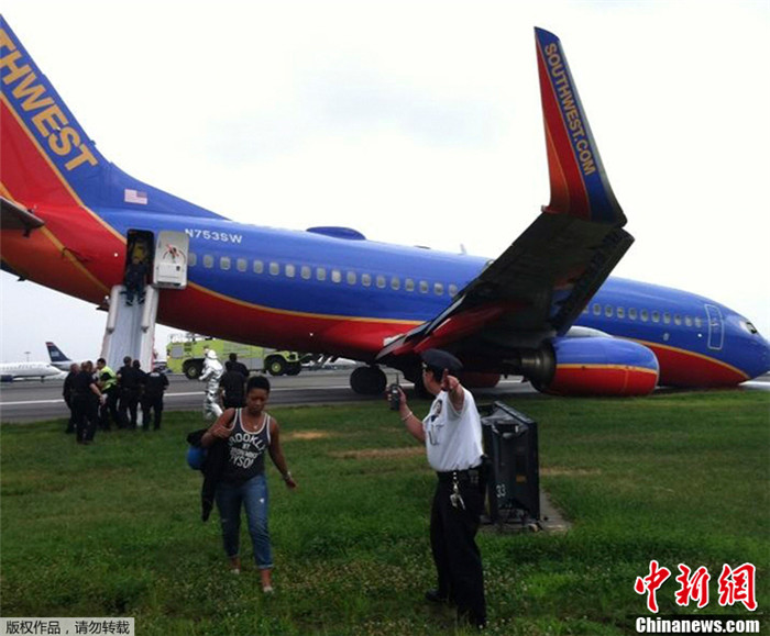 Трое пострадали при посадке самолета с невыпущенным шасси в Нью-Йорке (2)