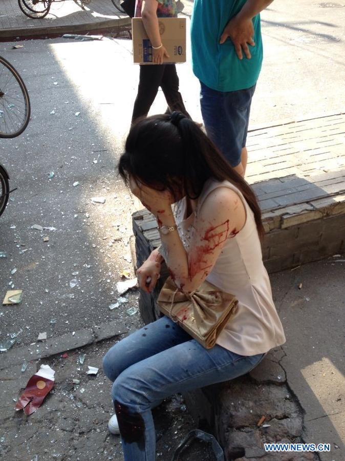 В одном из кондитерских магазинов Пекина прогремел взрыв, пострадали несколько человек (3)