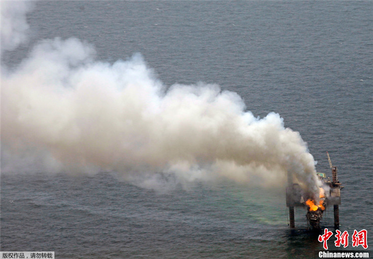 На газовой вышке США в Мексиканском заливе произошел пожар (4)