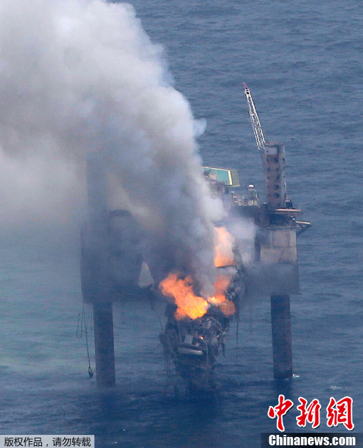 На газовой вышке США в Мексиканском заливе произошел пожар (3)