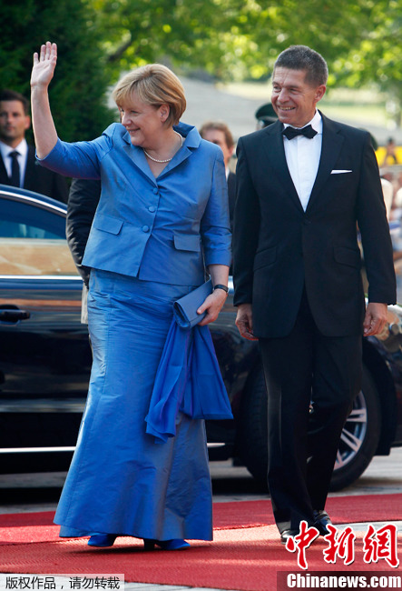 Ангела Меркель поразила светскую публику своим синим вечерним платьем (3)