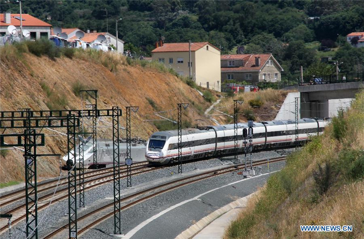 В Испании возобновлено движение на линии, где произошла железнодорожная катастрофа (5)