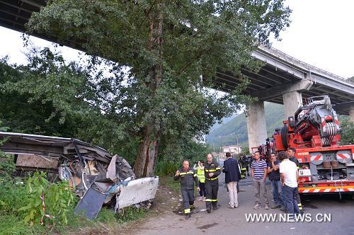 В Италии автобус сорвался в обрыв, погибло 38 человек (2)