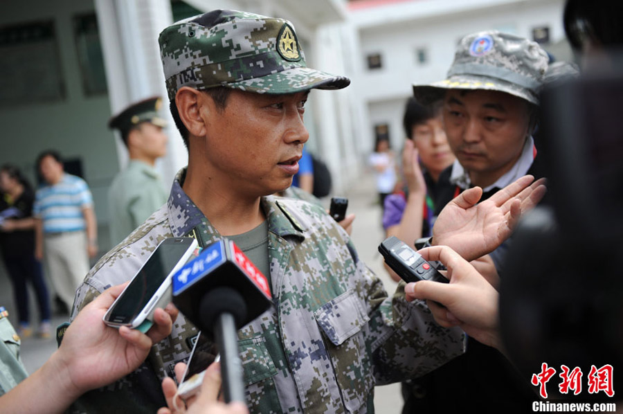 На фото: командир бригады Чэнь Сифэн рассказывает журналистам о ситуации в военном лагере