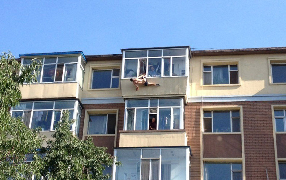 В городе Чанчунь жена поймала выпрыгивавшего из окна мужа (4)